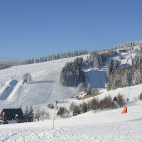 Blick vom Sparringberg zu den Skiliften, der Fichtelberg-Schwebebahn und den Sprungschanzen am Fichtelberg